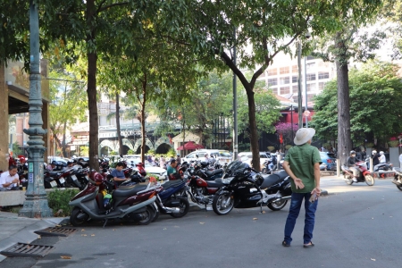 Hà Nội xử lý tình trạng hàng quán chiếm lòng đường, vỉa hè làm nơi để xe gây cản trở giao thông