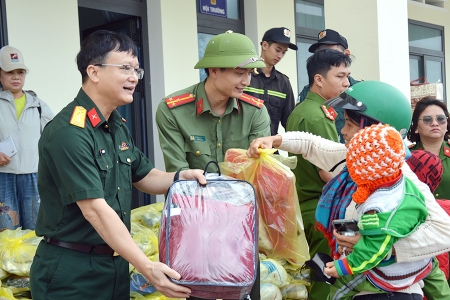 Bộ Chỉ huy quân sự tỉnh Bắc Ninh tặng quà Nhân dân tỉnh Gia Lai bị ảnh hưởng bão lũ