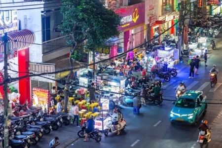 TP.HCM siết chặt quản lý vỉa hè, lòng đường: Để xe lấn chiếm có thể bị trừ điểm giấy phép lái xe