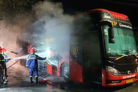 Xe khách chở 17 người, bốc cháy trên quốc lộ 1 đoạn qua Hà Tĩnh