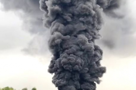 Đà Nẵng: Cháy lớn kèm tiếng nổ tại bãi tập kết hàng hóa Bệnh viện Đa khoa Hòa Vang