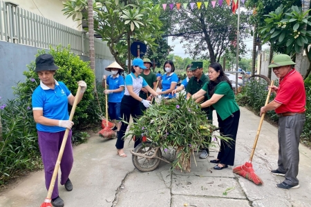 Hà Nội: Phường Phú Thượng đẩy mạnh dọn dẹp và cải tạo không gian xanh dịp cuối năm