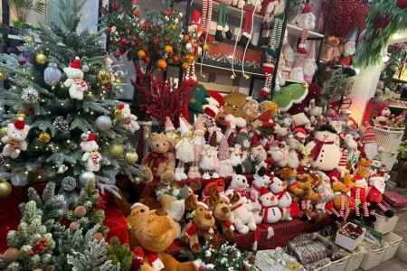 Hà Nội rực rỡ sắc màu, cửa hàng trang trí Noel sớm hút khách