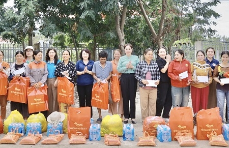 Gia Lai: 160 suất quà của các nữ doanh nhân hỗ trợ đồng bào bị ảnh hưởng do bão lũ  