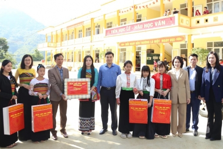 Chủ tịch UBND tỉnh Thanh Hóa thăm, tặng quà học sinh, người dân các xã miền núi biên giới