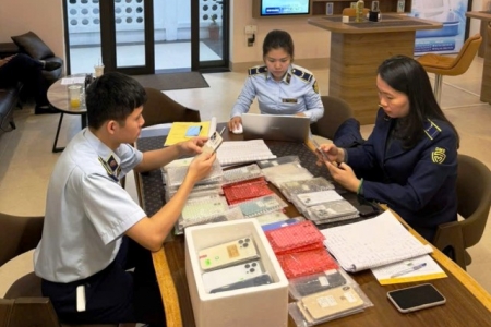 Quản lý thị trường Quảng Trị phát hiện cơ sở kinh doanh điện thoại iPhone cũ nhập lậu