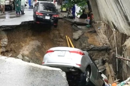 Đà Nẵng: Đường Nguyễn Công Trứ bất ngờ sụt lún, tạo hố sâu nuốt chửng xe ô tô