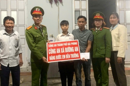 Công an xã Đường An phối hợp Hội Liên hiệp phụ nữ xã tặng quà 2 em nhỏ có hoàn cảnh khó khăn