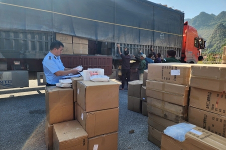 Siết chặt kiểm soát cuối năm, QLTT Lạng Sơn xử phạt 5 vụ vận chuyển hàng lậu trên Quốc lộ 1A