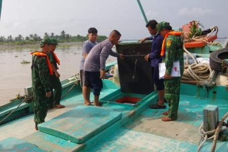 Phát hiện, bắt giữ tàu cá vận chuyển trái phép 5.500 lít dầu DO