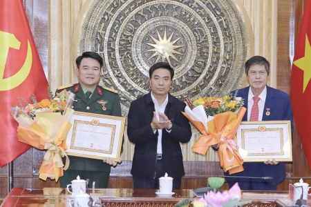 Thanh Hoá: Trao tặng Huy hiệu Đảng cho các đồng chí nguyên lãnh đạo và lãnh đạo tỉnh