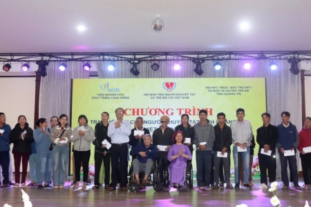 Quảng Trị: Trao 100 suất quà cho người khuyết tật bị ảnh hưởng bởi thiên tai