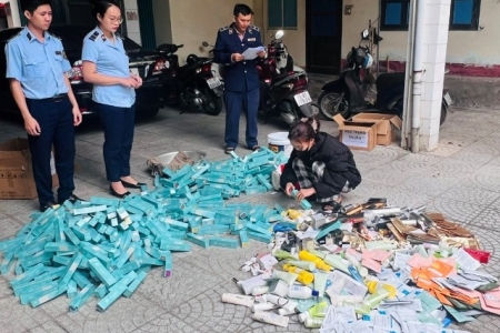 Quản lý thị trường Quảng Trị tiêu hủy hơn 1.500 sản phẩm hàng giả và nhập lậu