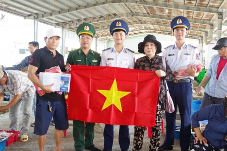 Đoàn Đặc nhiệm phòng chống tội phạm ma túy số 4 tuyên truyền pháp luật tại Cảng cá Sông Đốc