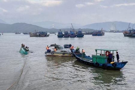 Quảng Trị: Kịp thời ứng cứu 4 ngư dân khi tàu cá bị chìm trên biển