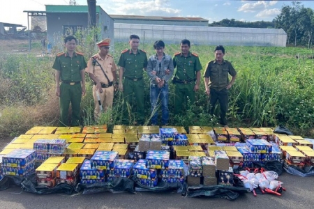 CSGT Đồng Nai truy đuổi, bắt giữ xe ô tô vận chuyển 500kg pháo nổ trái phép