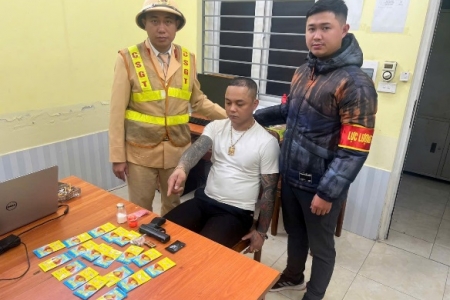 Hà Nội: Phát hiện đối tượng tàng trữ súng, đạn và ma túy tổng hợp khi đang tham gia giao thông