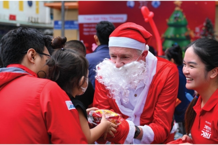 Prudential Việt Nam mang đến mùa Giáng Sinh ý nghĩa cho các bệnh nhi qua chuỗi hoạt động “Trao gửi yêu thương”