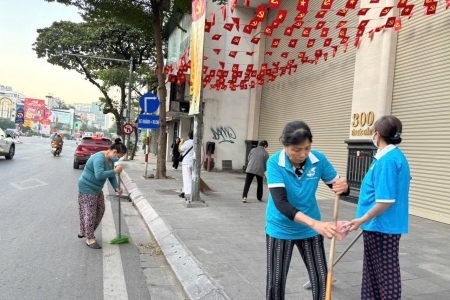 Phụ nữ phường Ô Chợ Dừa bền bỉ giữ màu xanh đô thị từ “Ngày thứ Bảy xanh”