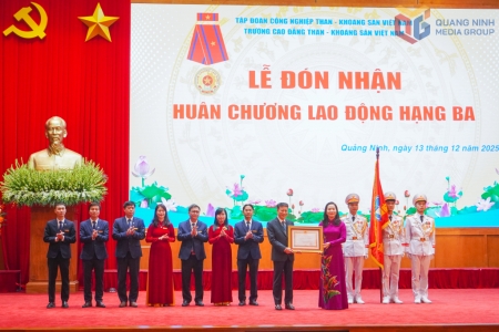 Trường Cao đẳng Than – Khoáng sản Việt Nam đón nhận Huân chương Lao động hạng Ba