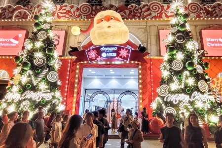 TP. HCM lung linh sắc màu Giáng sinh, giới trẻ nô nức xuống phố check-in