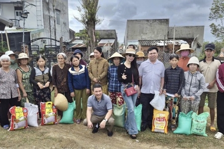 Chi cục Quản lý thị trường tỉnh Gia Lai tiếp tục hỗ trợ đồng bào vùng lũ