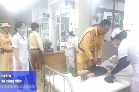 CSGT Đà Nẵng dùng xe đặc chủng đưa một học sinh lớp 1 bị rắn cắn đi cấp cứu