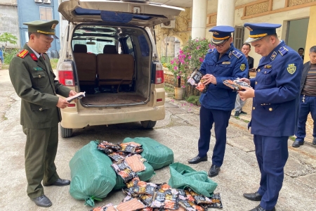 Lạng Sơn: Ngăn chặn xe ô tô vận chuyển hàng trăm túi xúc xích nhập lậu