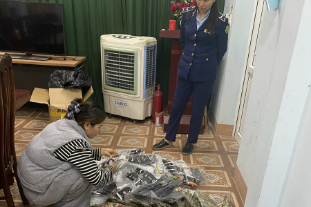 Bắc Ninh: Xử phạt hộ kinh doanh thực phẩm nhập lậu và tất giả mạo nhãn hiệu Nike