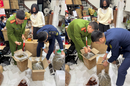 Đội QLTT số 2 Hà Nội tăng cường kiểm tra, xử lý thực phẩm không rõ nguồn gốc