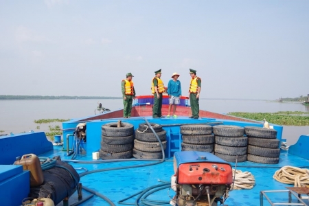 Đồng Tháp: Liên tiếp bắt giữ hai phương tiện vận chuyển 600m3 cát không rõ nguồn gốc