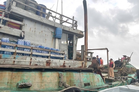 Vùng Cảnh sát biển 2 bắt giữ 2 tàu cá vận chuyển 47.000 lít dầu DO không rõ nguồn gốc