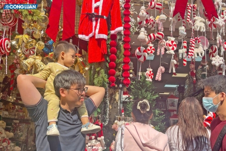 Phố Hàng Mã rực rỡ sắc màu Giáng sinh, sức mua chưa thực sự sôi động