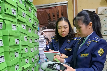 Lào Cai tạm giữ gần 1000 đôi giầy thể thao nhập lậu
