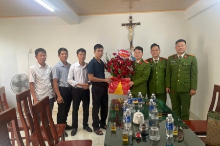Công an Hưng Yên tặng quà giáo họ Đồng Tâm nhân dịp lễ Noel