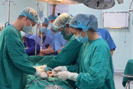 Bệnh viện Nhi Thanh Hóa triển khai thành công kỹ thuật đặt catheter lọc máu trong màng bụng