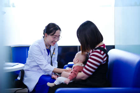 'Khắc tinh' của hợp bào hô hấp RSV đã có tại Hệ thống Tiêm chủng VNVC, phòng bệnh ngay cho trẻ trước mùa cao điểm