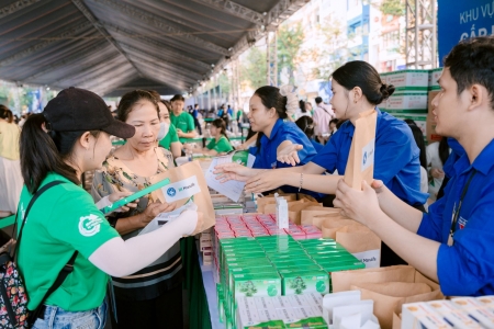 Hơn 3.000 người dân TP.HCM nhận “quà” Giáng sinh sức khỏe từ Manulife