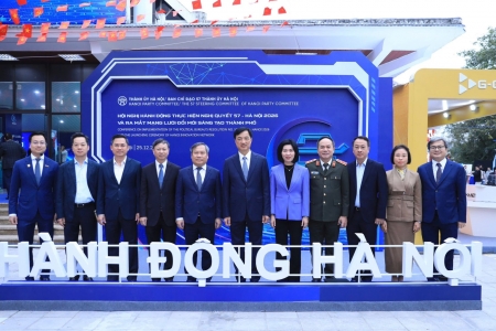 Lãnh đạo Trung ương và Hà Nội tham quan không gian triển lãm công nghệ đổi mới sáng tạo