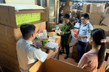 Ninh Bình thu giữ hơn 1.000 sản phẩm thực phẩm và đồ chơi trẻ em vi phạm