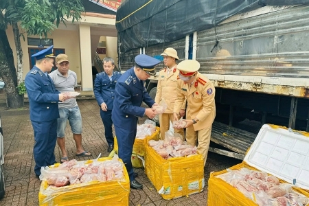 Hà Tĩnh: Ngăn chặn kịp thời xe tải vận chuyển hơn 200kg chân giò đông lạnh đang phân hủy