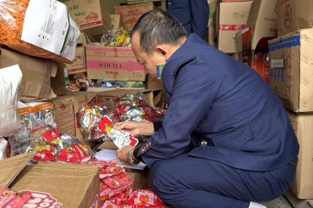 Quản lý thị trường Ninh Bình tạm giữ hàng nghìn sản phẩm thực phẩm vi phạm
