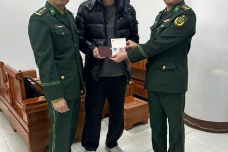 Hỗ trợ trao trả hộ chiếu và visa cho du khách Trung Quốc tại Cửa khẩu quốc tế Móng Cái