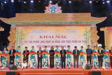 Khai mạc Hội chợ sản phẩm làng nghề và nông sản thực phẩm an toàn tại xã Sơn Đồng