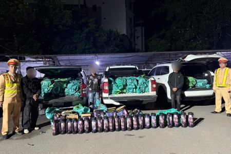 Đội CSGT đường bộ số 3 (Công an tỉnh Quảng Ninh) chặn đứng vụ vận chuyển 360 bình nghi chứa khí cười