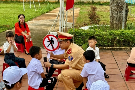 Quảng Ninh: Đội CSGT đường bộ số 3 tăng cường công tác tuyên truyền an toàn giao thông cho học sinh