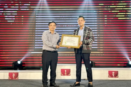 Liên đoàn Quần vợt Việt Nam tặng bằng khen cho CLB Tennis Báo chí Nghệ An