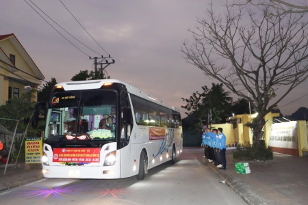 Công ty Than Hạ Long tổ chức xe đưa công nhân về quê nghỉ Tết Dương lịch năm 2026