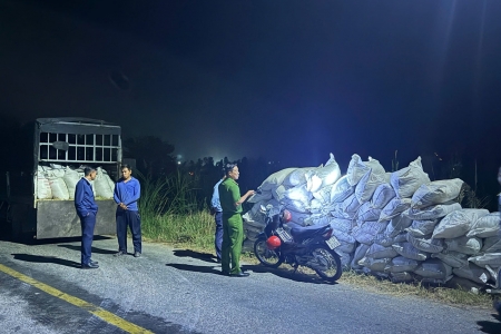 An Giang: Khởi tố vụ án tàng trữ thuốc lá lậu, ngăn chặn hơn 16 tấn phân bón không rõ nguồn gốc