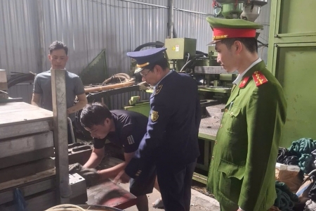 Thanh Hóa: Triệt phá cơ sở sản xuất 7.000 đôi dép giả mạo nhãn hiệu Adidas